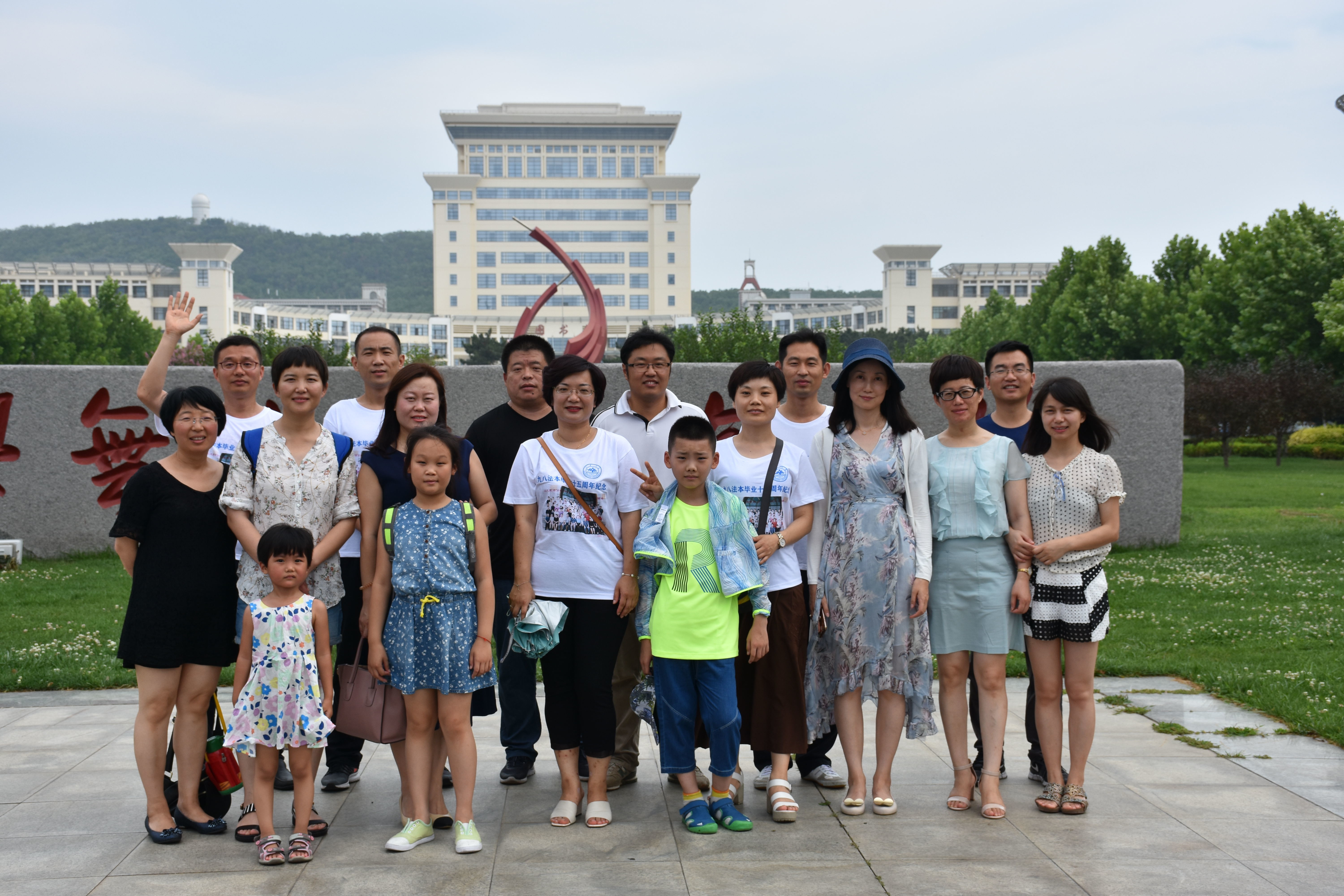 法公司员工回访母校